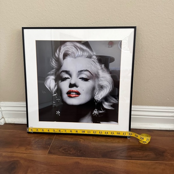 Marilyn Monroe picture frame with red lips. - Picture 3 of 3